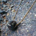 Κολιέ Peebls Cube Dark Grey Iridescent Gold